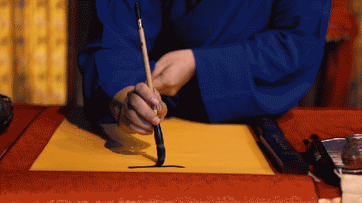 A Taoist priest draws a talisman.