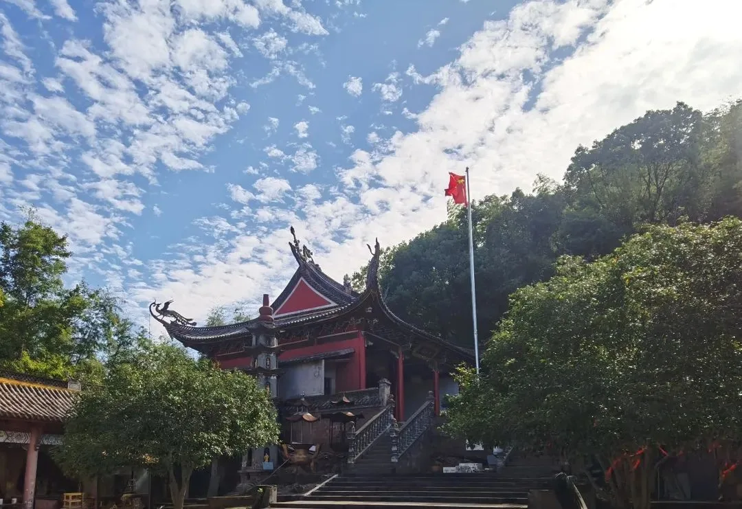 The Five-Starred Red Flag flies proudly over the Taoist temple.